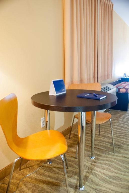 Super 8 By Wyndham Indio Hotell Rom bilde
